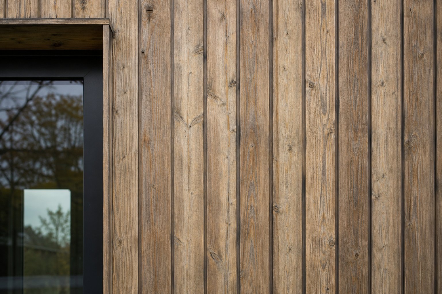 Senkrechte Lärchenholz-Schalung Detailaufnahme
